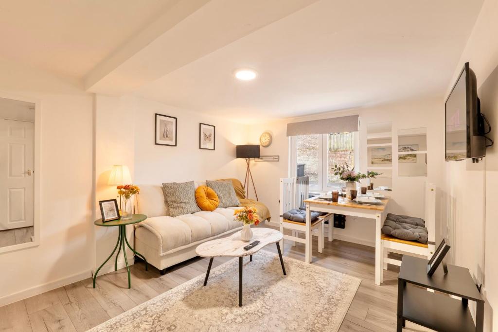 ein Wohnzimmer mit Sofa und Tisch in der Unterkunft Large One Bedroom Apartments Southsea Sleeps 3 - Free Parking in Portsmouth