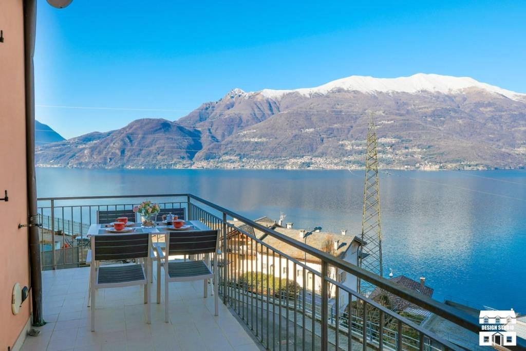 een balkon met uitzicht op een meer en de bergen bij PERLA 7 by Design Studio in Bellano