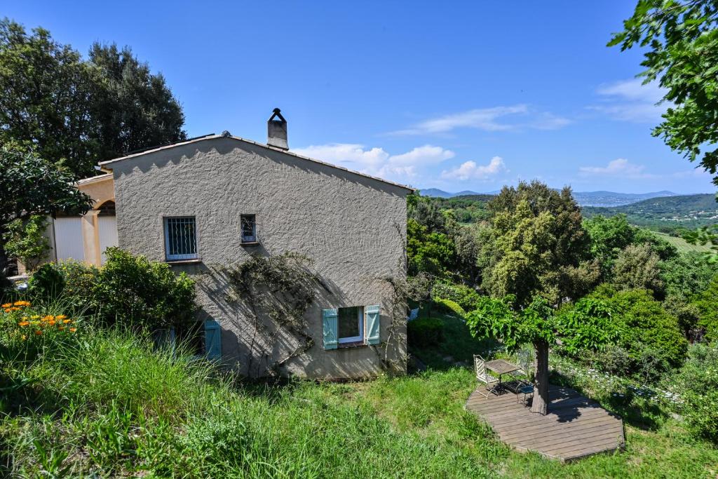 une vieille maison avec un arbre en face dans l'établissement Maison Argelas Calme et Sérénité en famille, à La Croix-Valmer