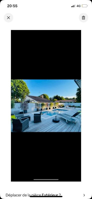 un écran de télévision montrant une image d'un parc dans l'établissement Maison landaise au calme entre Bordeaux et Atlantique, à Saint-Médard-en-Jalles