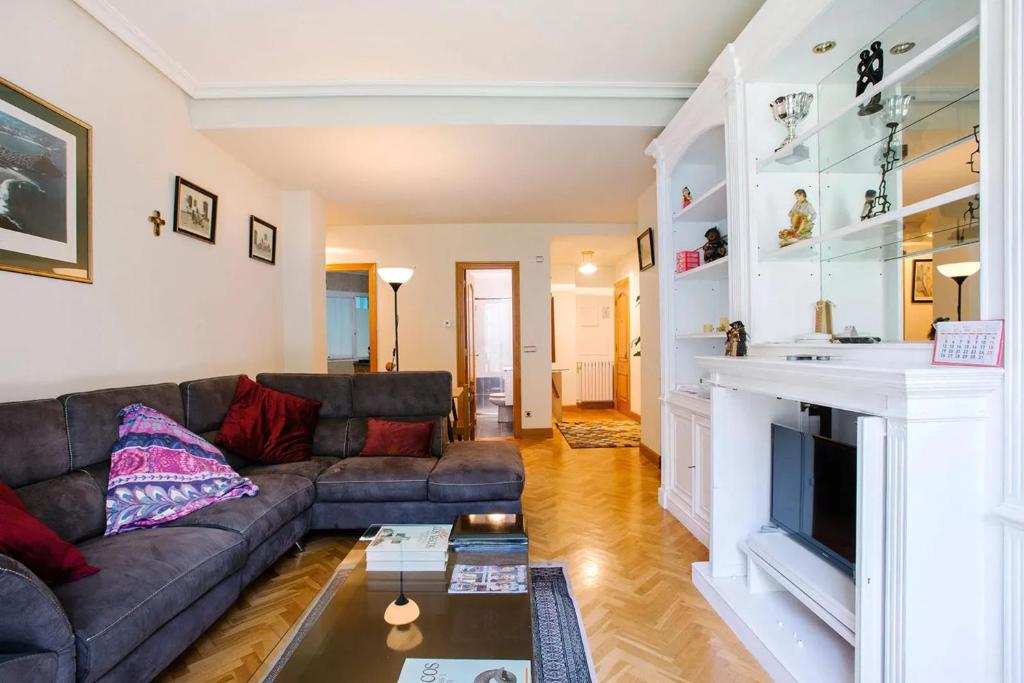 Posedenie v ubytovaní Modern apartment in Donostia, 75 m² with jacuzzi.