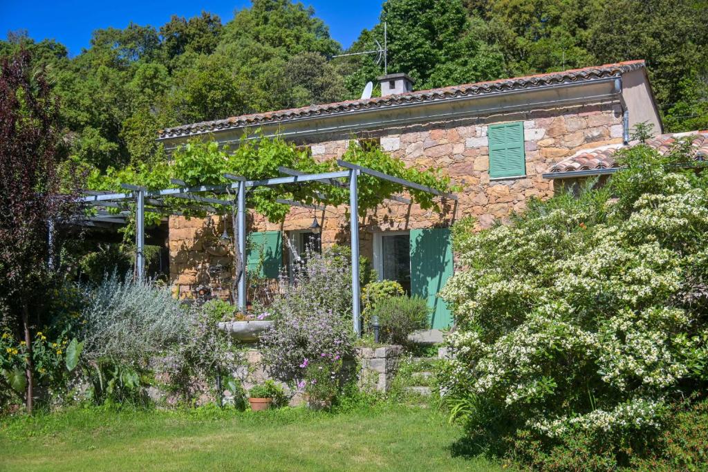une maison en pierre avec un jardin en face dans l'établissement Teresa - Garden Terrace Splendid view - by TGB, à Ocana