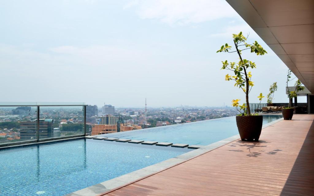 Piscina di Louis Kienne Hotel Simpang Lima o nelle vicinanze