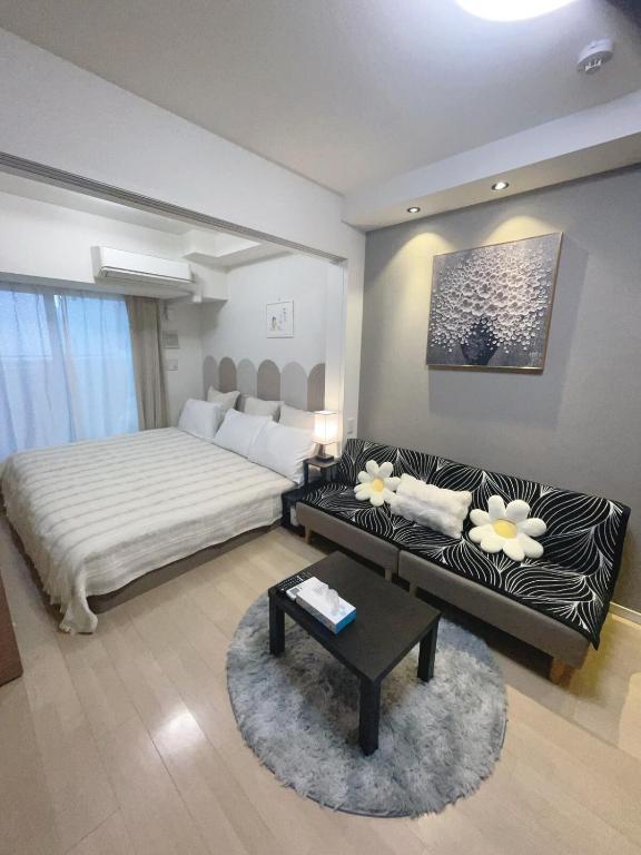 Postel nebo postele na pokoji v ubytování NewOpen! Rest House Niponbashi 憩Central downtown 1min fm station, 2mins walk to Kuromon Market,Dotombori, 3-4ppl