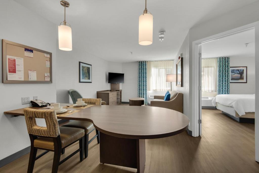 Candlewood Suites Pensacola - University Area by IHG photo