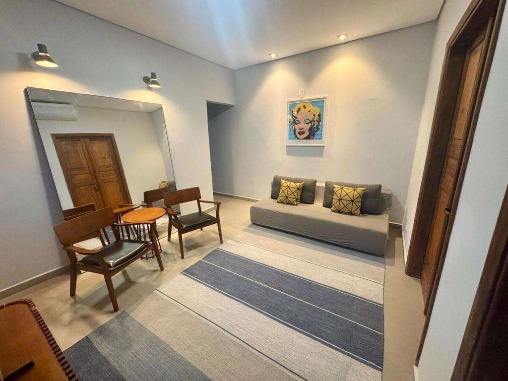 Et opholdsområde på Rustic House with Large Garage - Close to the Beach