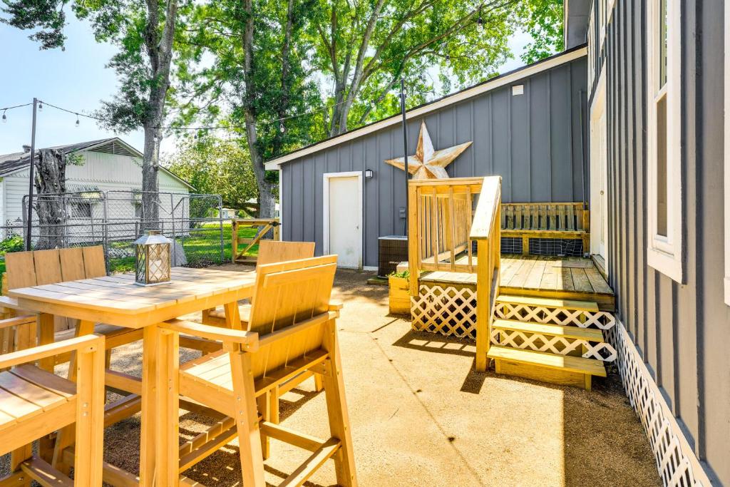 Patio nebo venkovní prostory v ubytování Pet-Friendly Cottage, 3 Blocks to Main St!
