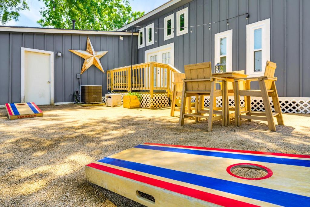 Fotografie z fotogalerie ubytování Pet-Friendly Cottage, 3 Blocks to Main St! v destinaci Tomball