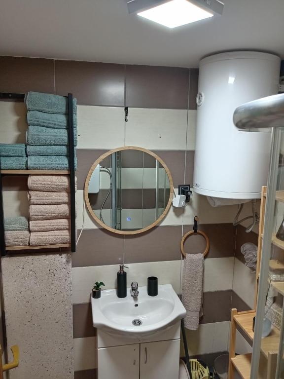 a bathroom with a sink and a mirror at Simic Apartmani Tara in Kaludjerske Bare