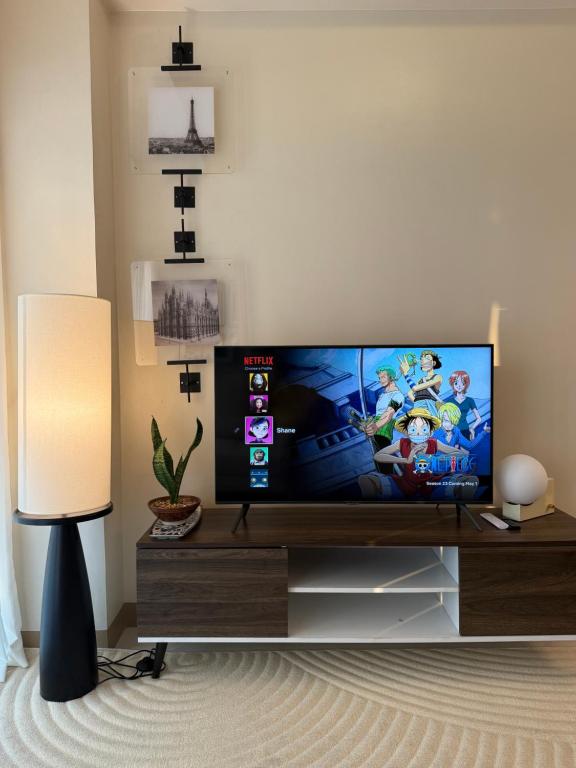 TV a/nebo společenská místnost v ubytování Playful 1BR With Magnificant Bayview Garden View Near Okada, Solaire, Aiports