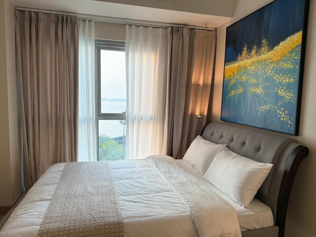 Postel nebo postele na pokoji v ubytování Playful 1BR With Magnificant Bayview Garden View Near Okada, Solaire, Aiports
