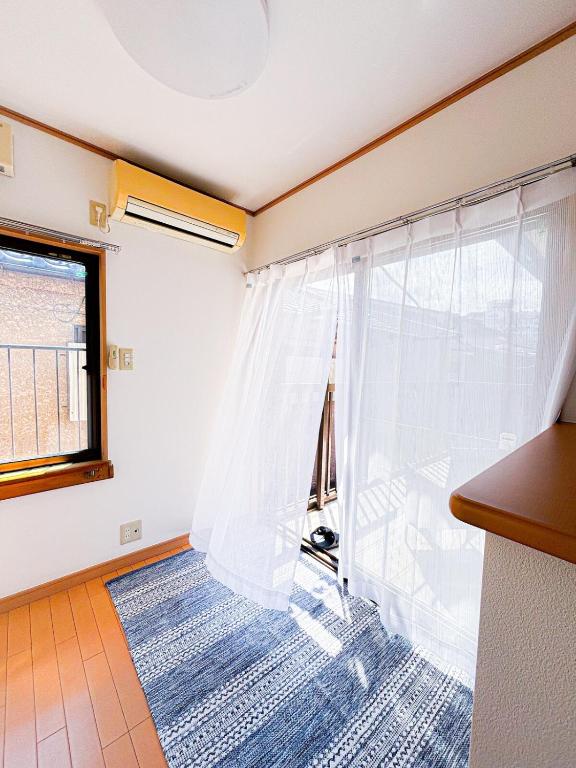Postel nebo postele na pokoji v ubytování 陽だまりのうたたねこ