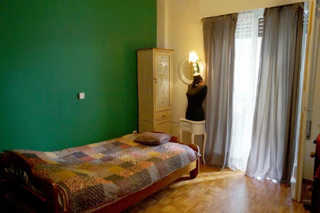 Postel nebo postele na pokoji v ubytování Retro private room in common apartment