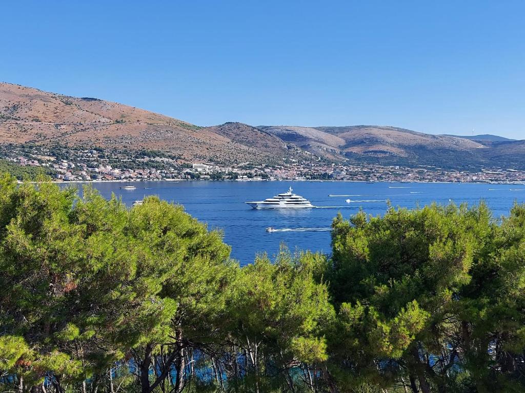 un yate en un gran cuerpo de agua en Apartment Gelo, en Okrug Donji