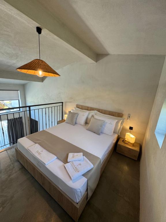 una camera da letto con un letto grande e un balcone di Villa Roza a Kallithea