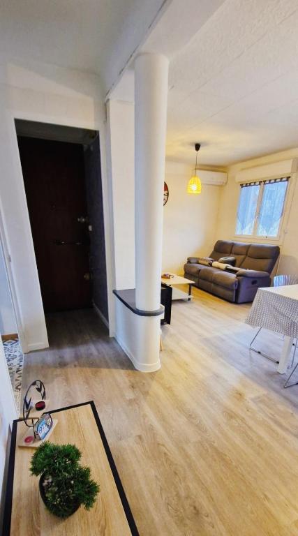 un salon avec un canapé et une table dans l'établissement Chez Chris et Seve, à Arles