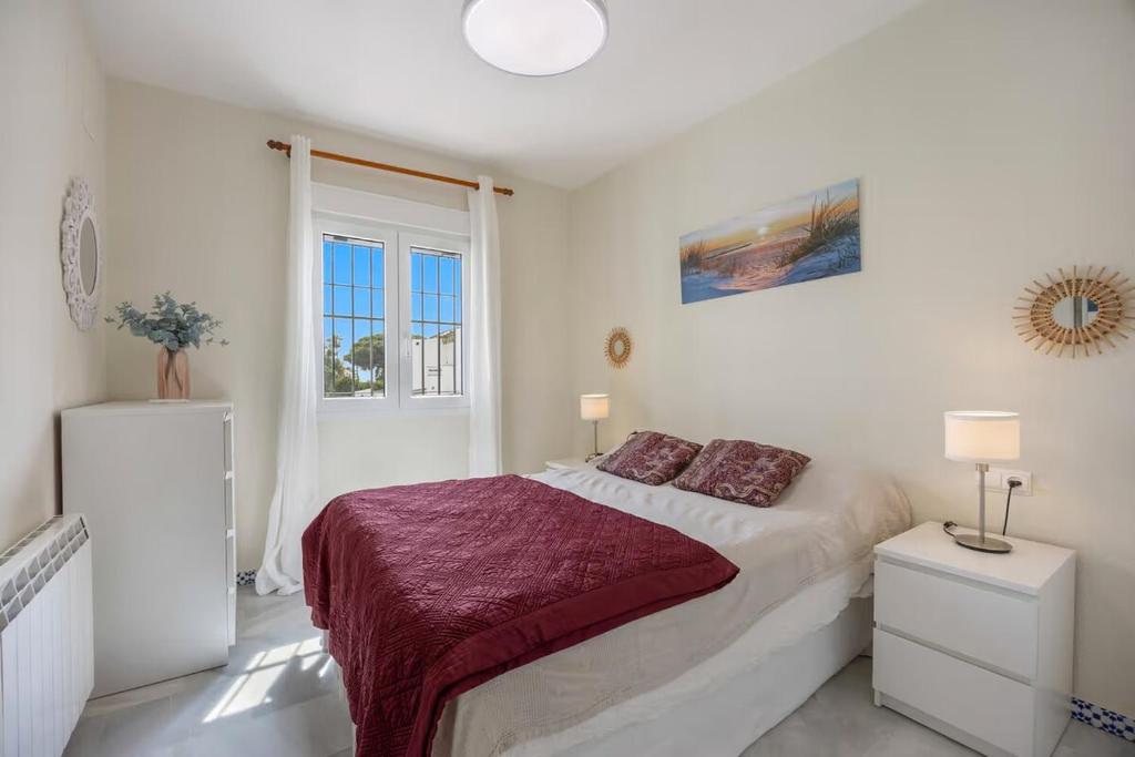 Katil atau katil-katil dalam bilik di Magnifico apartamento en la Barrosa frente al mar