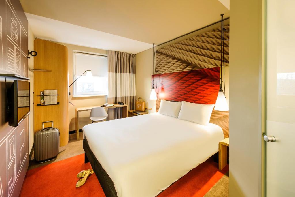 Postel nebo postele na pokoji v ubytování Ibis Hamburg City