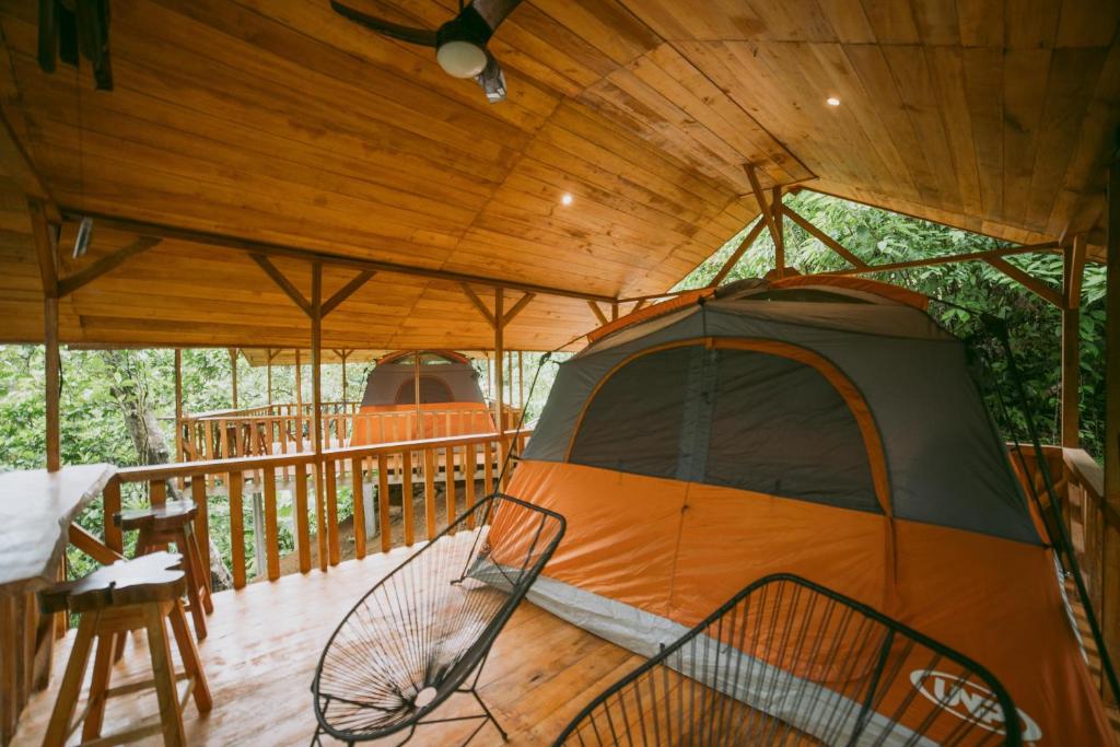 Fotografie z fotogalerie ubytování Glamping Colibrí - Finca Heliconias v destinaci Neily