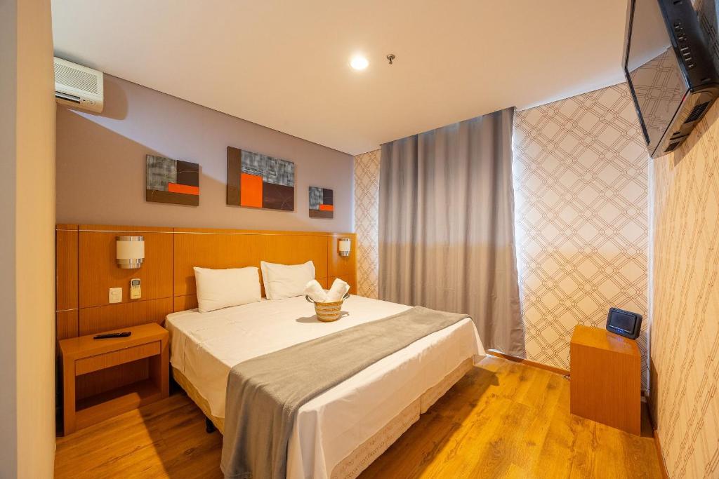 a bedroom with a large bed in a room at Flats New Osasco Trade Center in Osasco