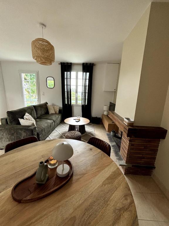 un salon avec une table et un canapé dans l'établissement Le Petit Cocon, à Saint-Jean-de-la-Rivière