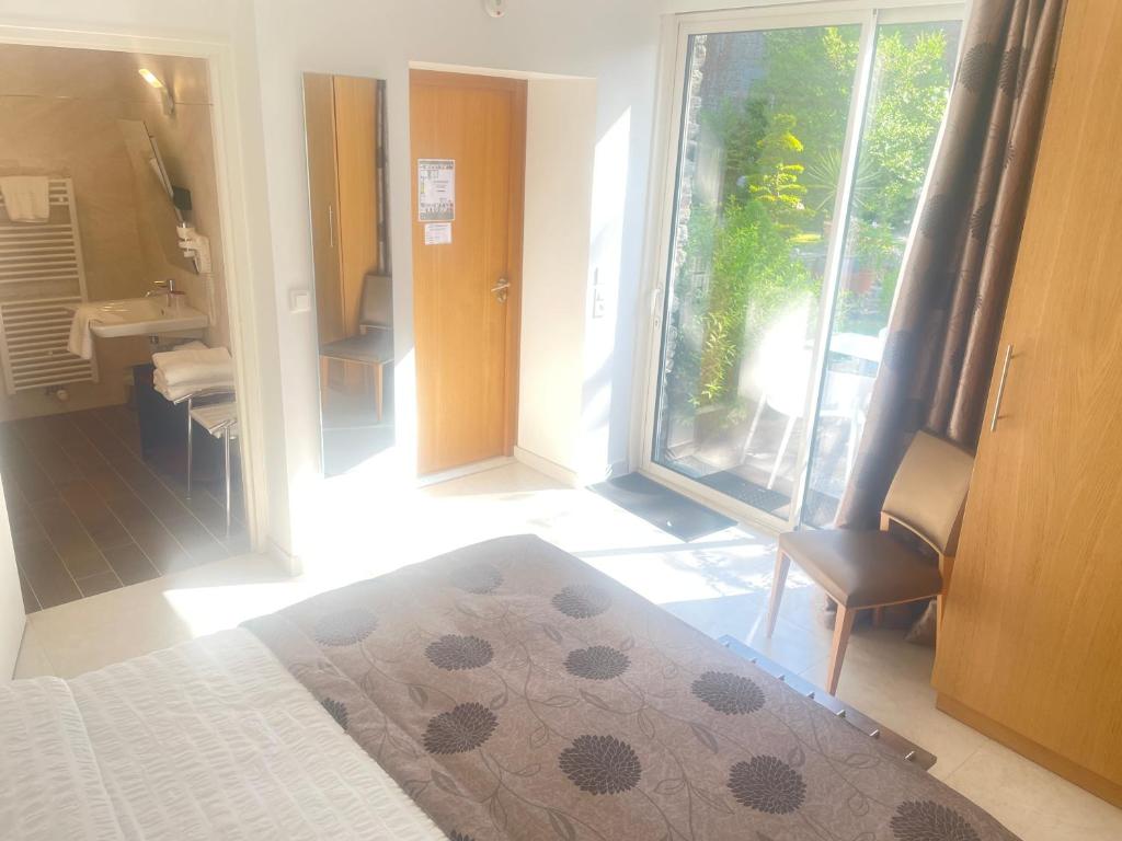 Postel nebo postele na pokoji v ubytování Hôtel Victor Hugo