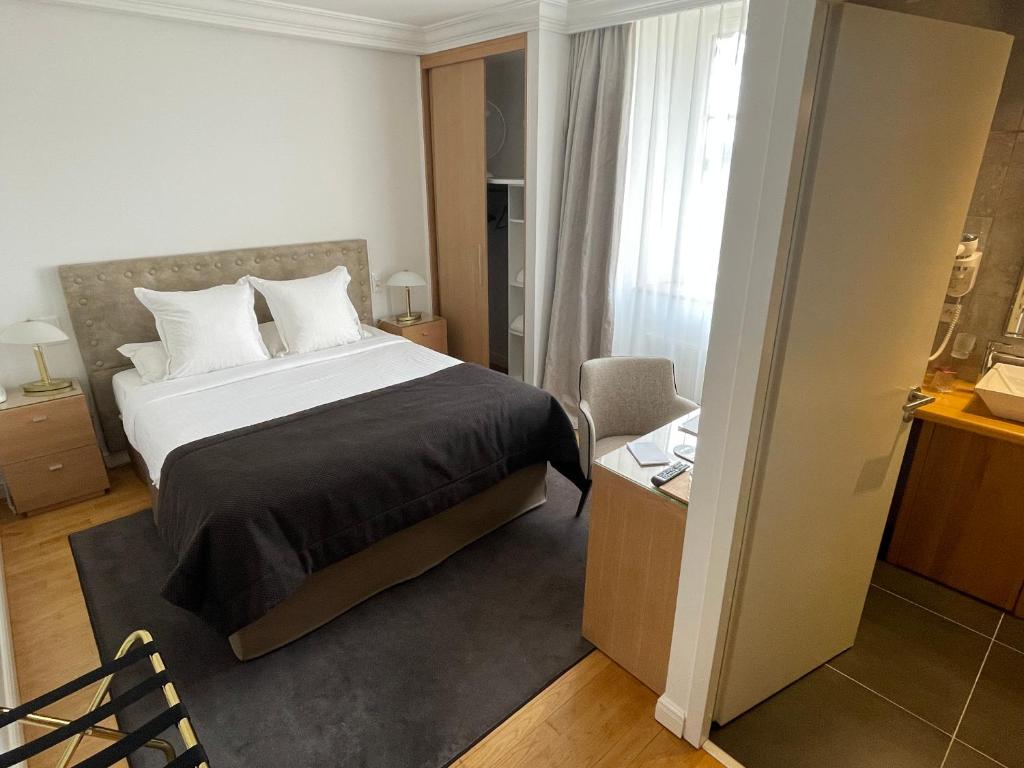 Postel nebo postele na pokoji v ubytování Hôtel Victor Hugo