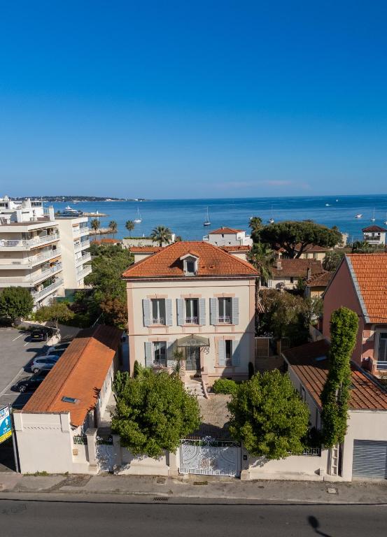 une vue aérienne sur un bâtiment d'une ville dans l'établissement villa lucienne, à Vallauris