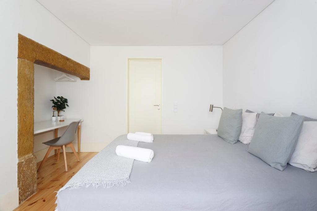 Central Bedroom in Shared House in Chiado - Historic Center of Lisbon