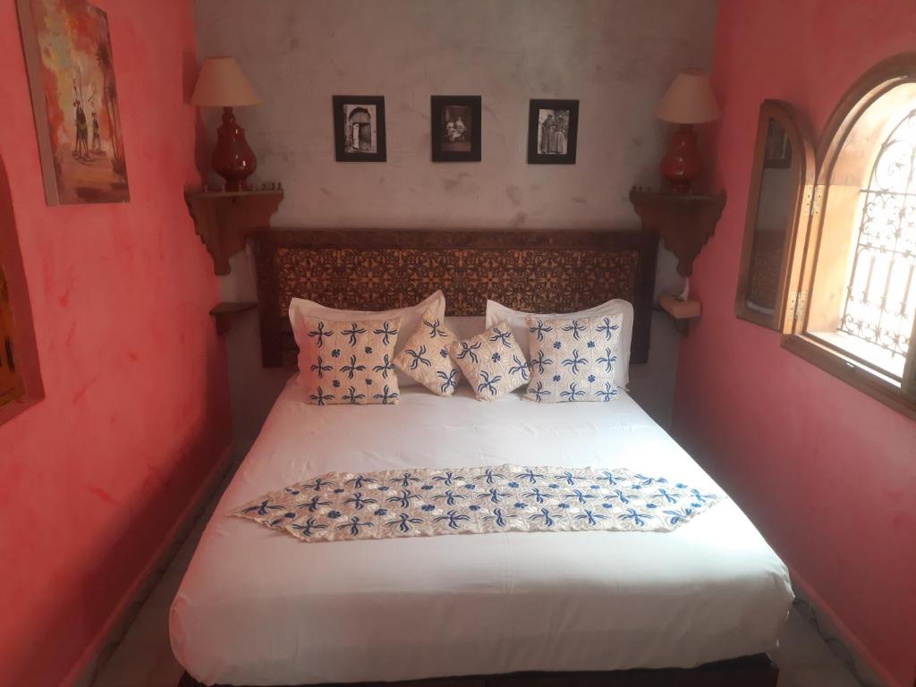 Un pat sau paturi într-o cameră la Riad ouhmidi