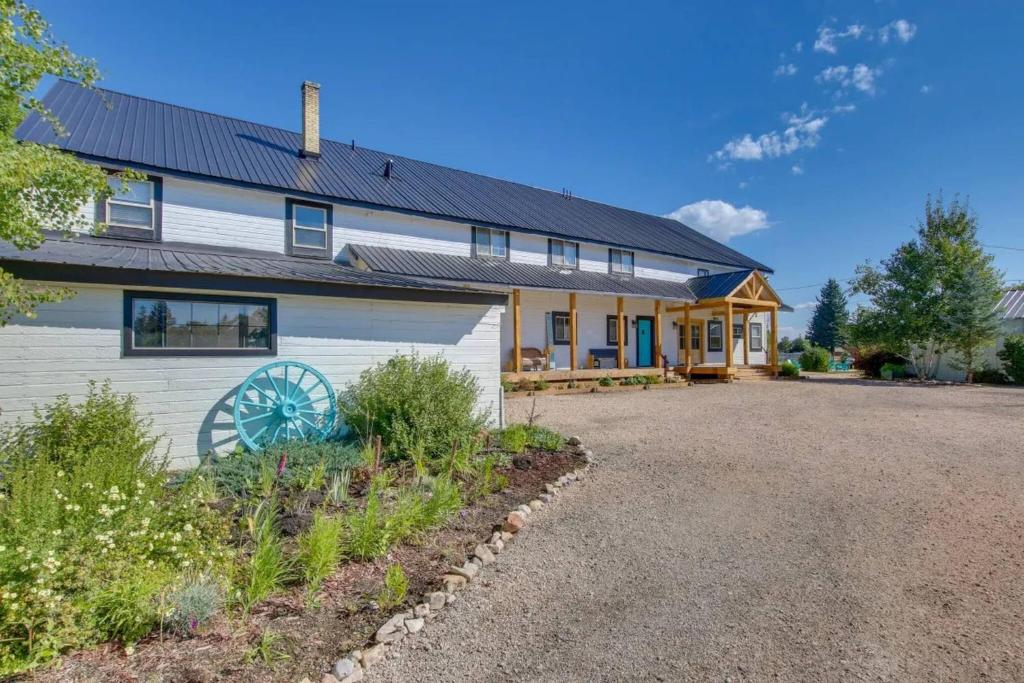 una grande casa bianca con un grande vialetto di Sleeps 44 Bear Lake Reunions a Paris