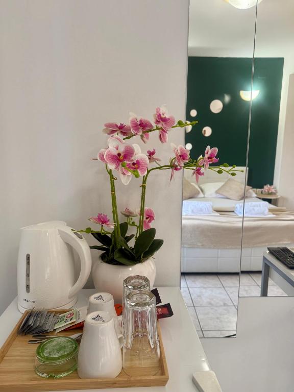 Příslušenství pro přípravu čaje a kávy v ubytování Apartments Ana & Ita