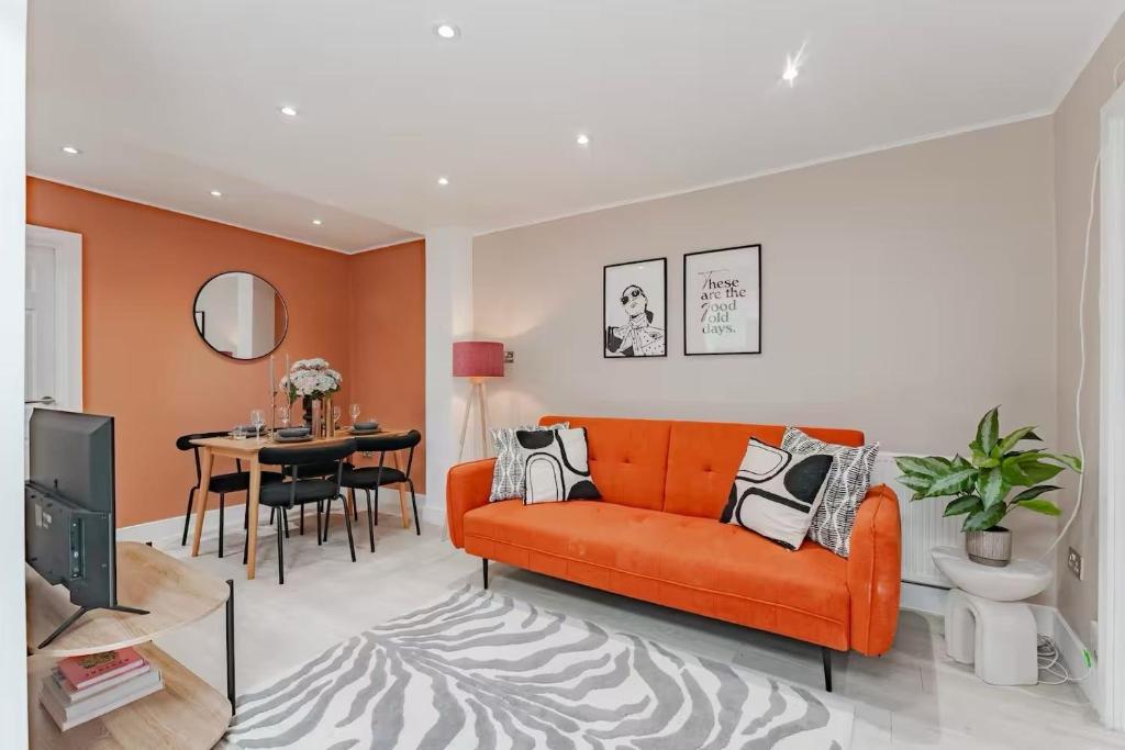 Ruang duduk di The Stylish Shamrock London Escape - Modern and Airy Apartment with Garden - Few minutes from tube