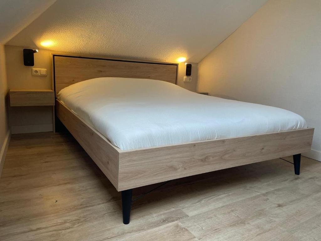 Postel nebo postele na pokoji v ubytování Slapen in een eeuwen oude Pastorie
