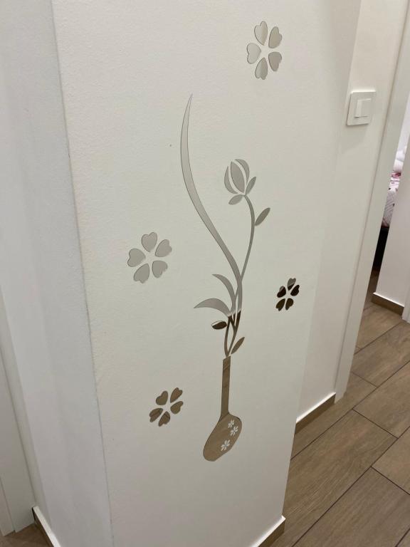 a sticker of a plant with flowers on a door at Il Tulipano house in Catania