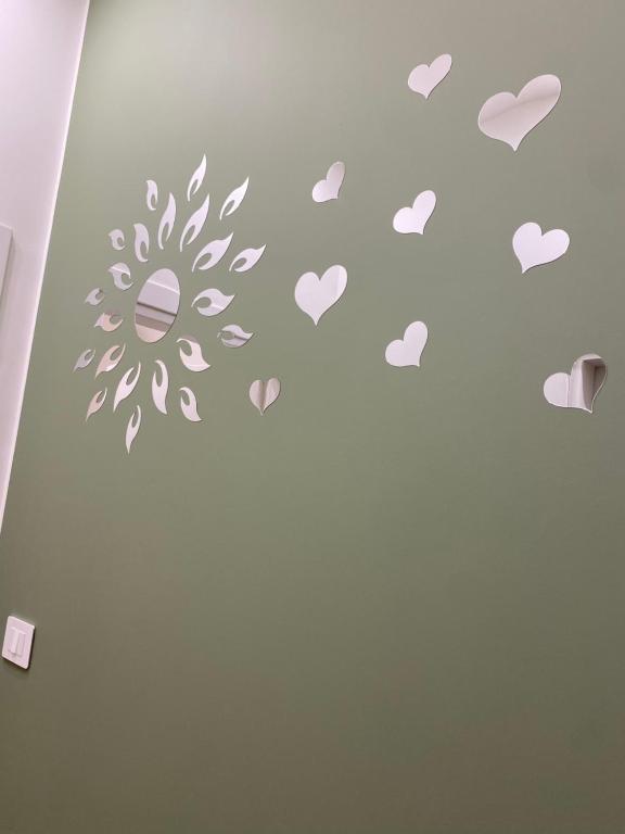 a wall sticker with hearts and a snowflake at Il Tulipano house in Catania