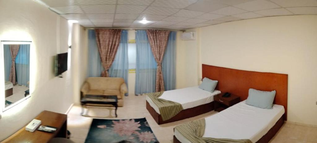 Postel nebo postele na pokoji v ubytování verssailles pyramids hotel