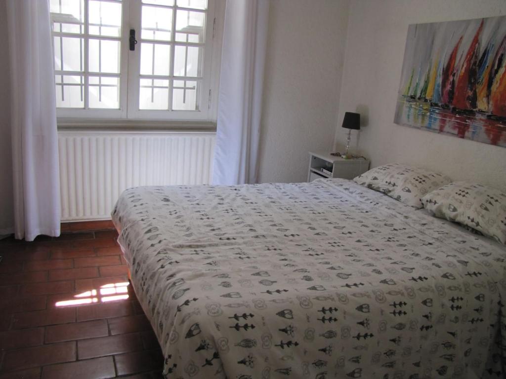 une chambre avec un lit et une fenêtre dans l'établissement Coquillages et Crustacés - Piscine & Tennis, à Gassin
