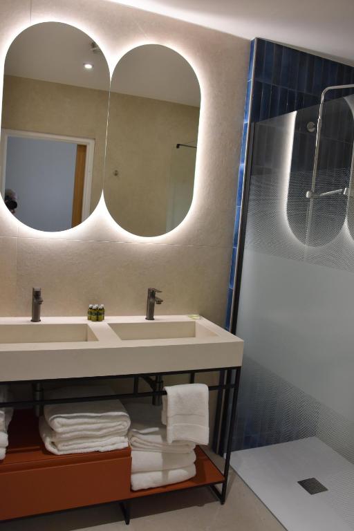 Koupelna v ubytování LOGIS Hotel Restaurant Le KALLISTE