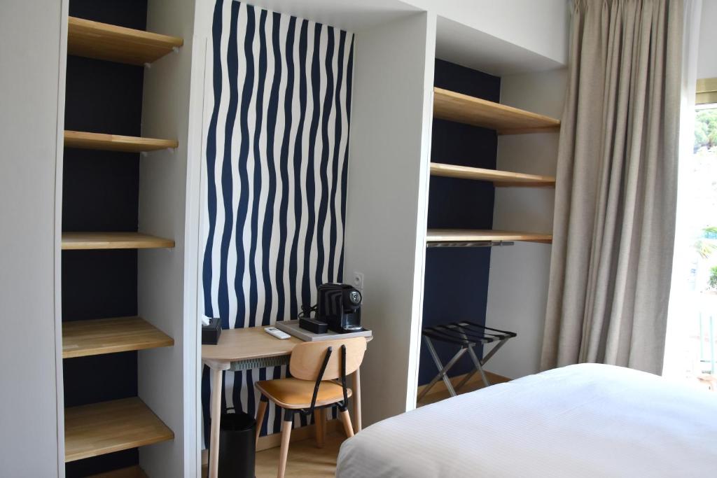 Postel nebo postele na pokoji v ubytování LOGIS Hotel Restaurant Le KALLISTE