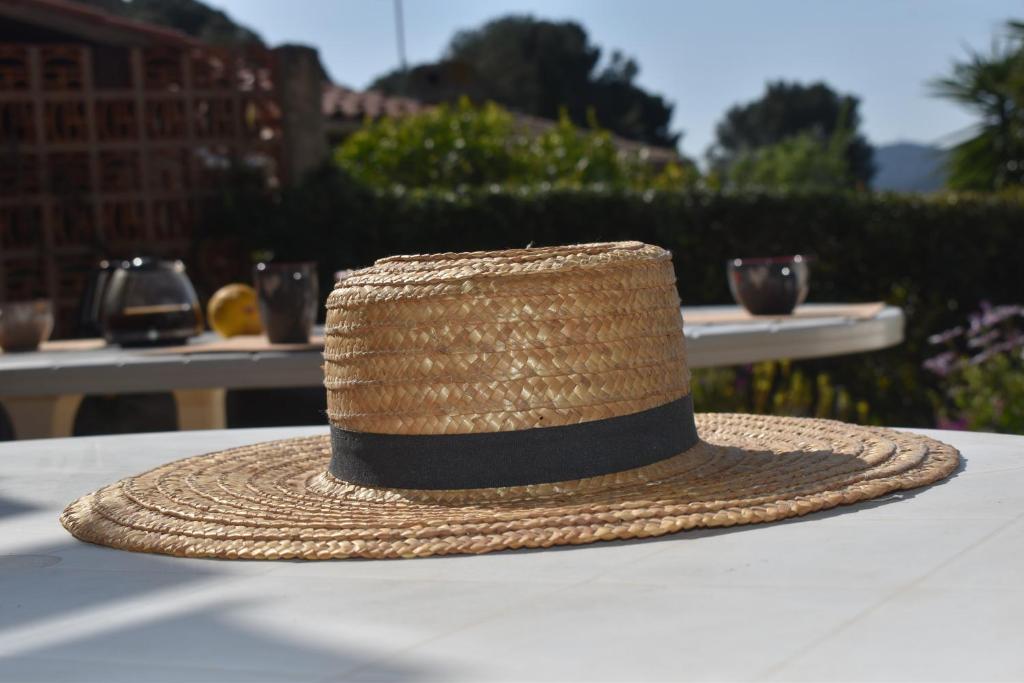 a straw hat sitting on top of a table at Petite maison provençale pour 4 personnes in Bormes-les-Mimosas