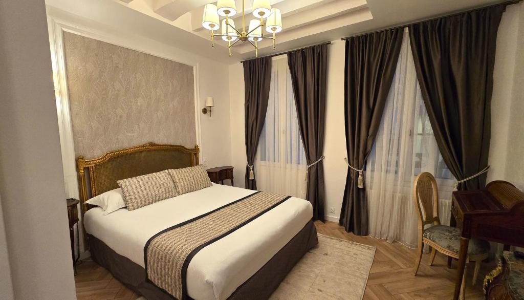 Postel nebo postele na pokoji v ubytování Hotel Dandy Rouen centre