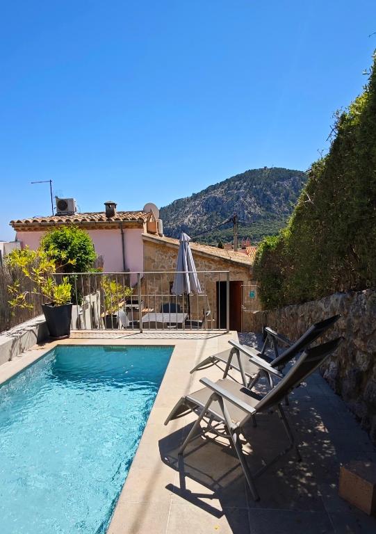 eine Villa mit einem Pool und 2 Liegestühlen in der Unterkunft Villa townhouse Calvario in Pollença