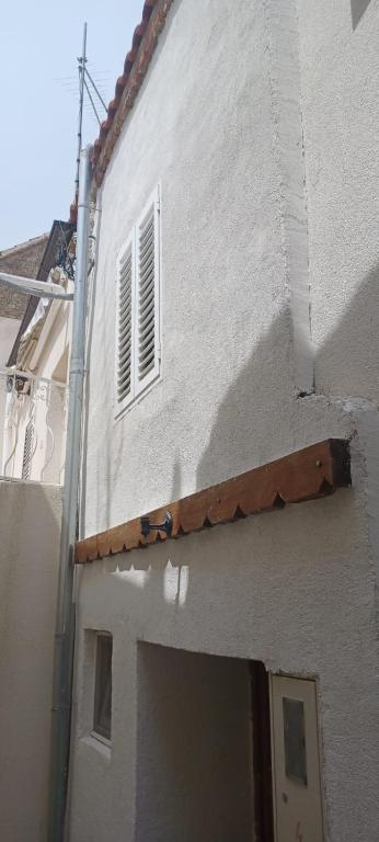 a white building with a window on the side of it at Kuća za odmor Tena in Krapanj