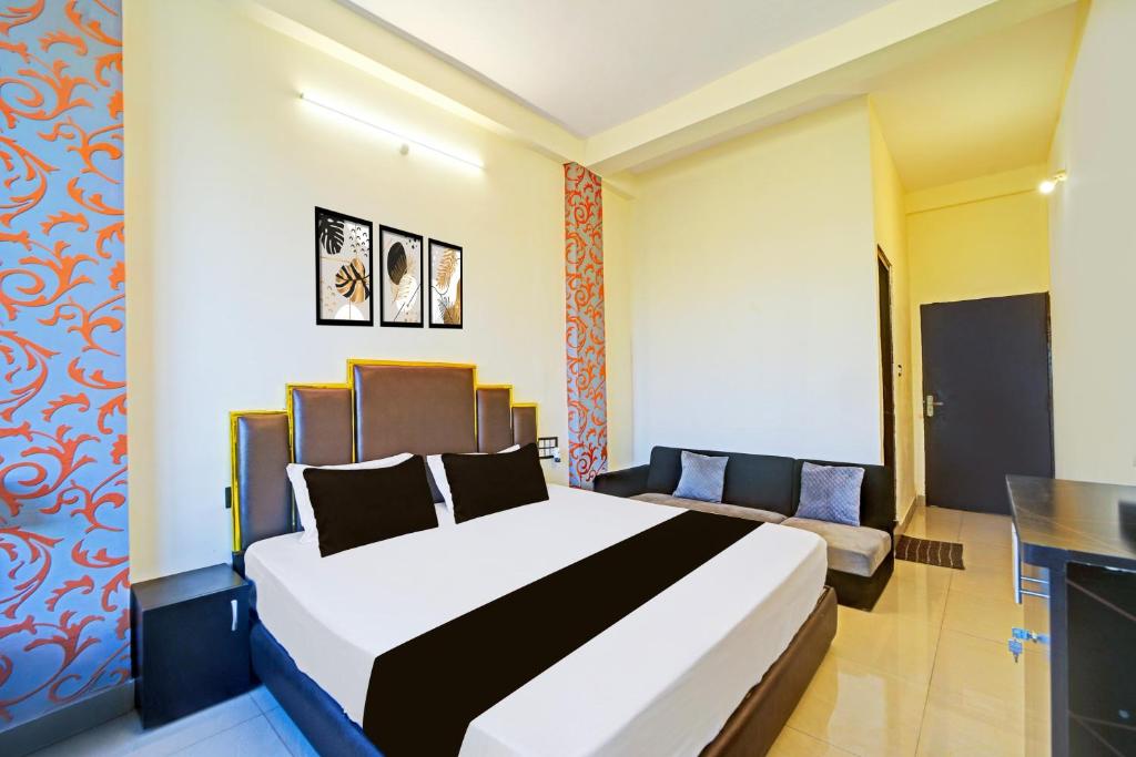 博帕尔Super Hotel O York Residency的带一张大床和一张沙发的卧室