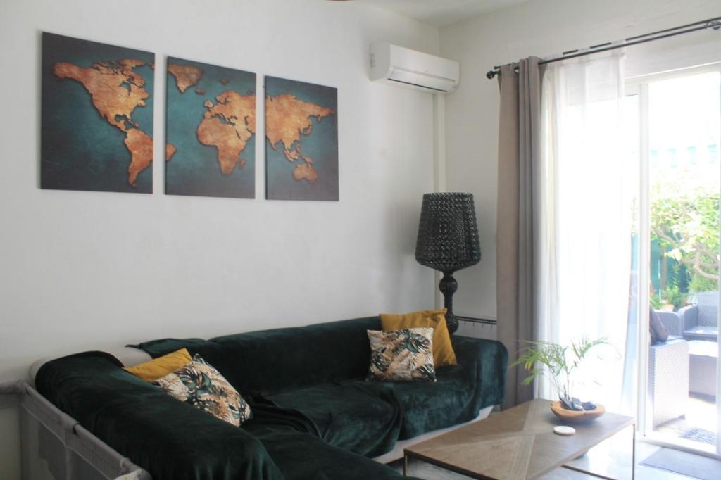 - un salon avec un canapé vert et une carte murale dans l'établissement DaMaky2, à Nice
