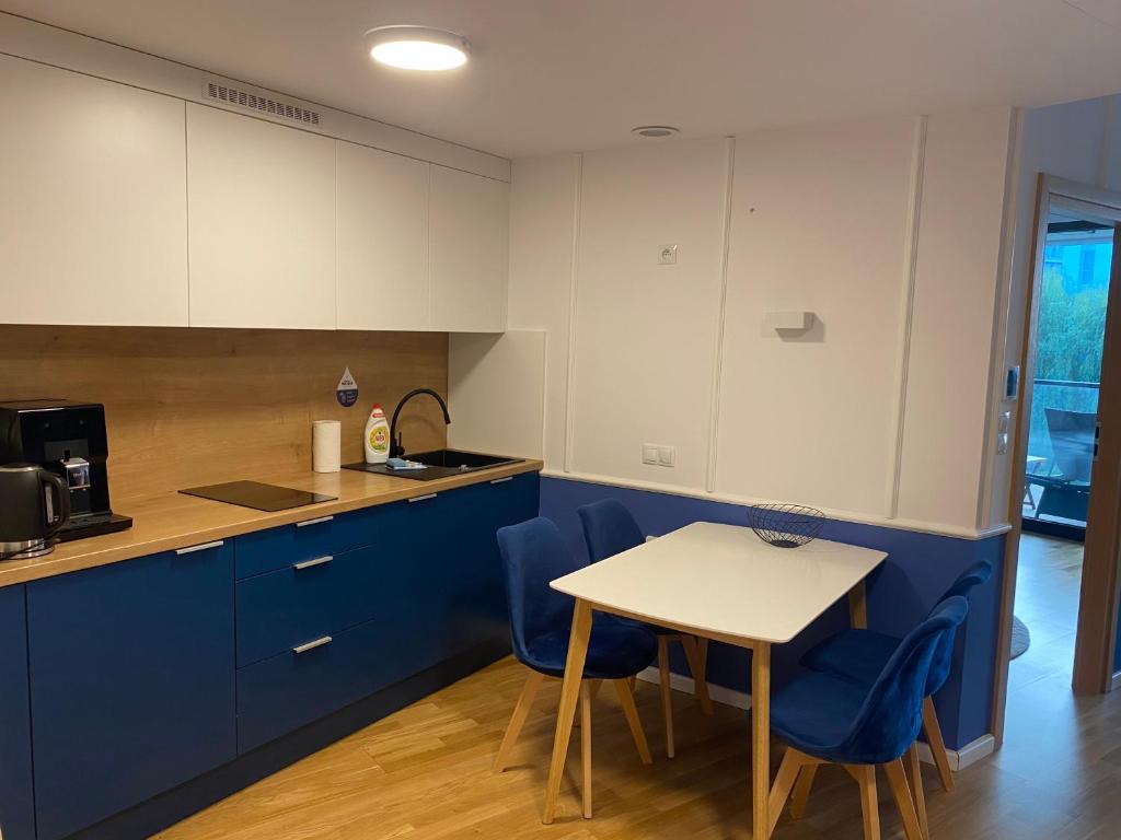 Kuchyňa alebo kuchynka v ubytovaní Seaside Park Apartament z widokiem na morze