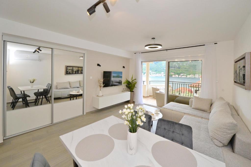 多布罗塔SEA VIEW apartment 2km from the Old Town of Kotor的带沙发和桌子的客厅