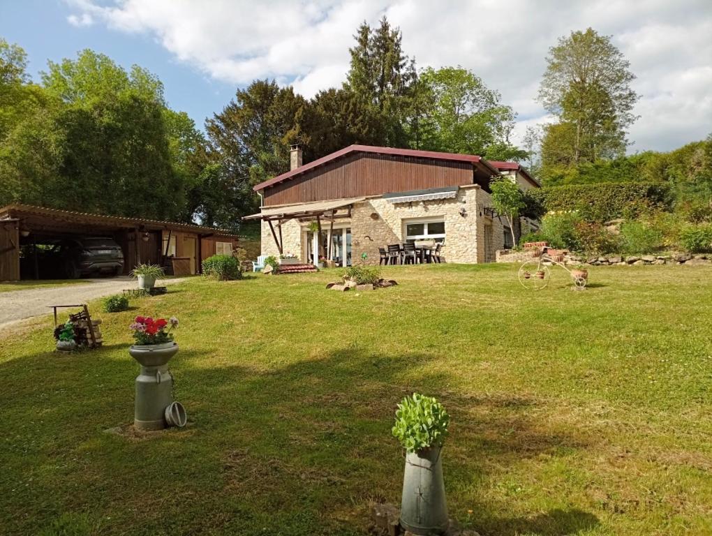 dom z podwórkiem i dwoma wazonami z kwiatami w obiekcie Gîte l'Olivianne w mieście Crépy-en-Valois
