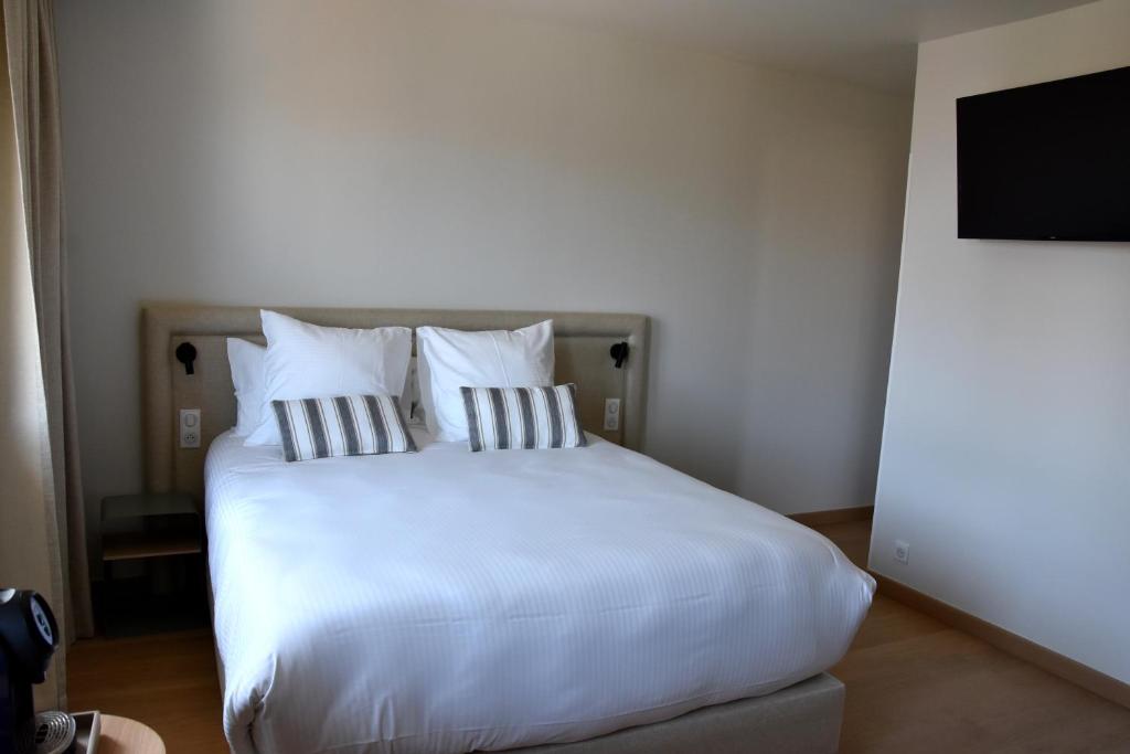 Postel nebo postele na pokoji v ubytování LOGIS Hotel Restaurant Le KALLISTE